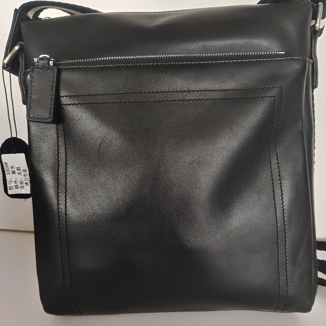牛丫丫头层牛皮时尚黑色斜挎包，皮料细腻。实用性强。百搭经典