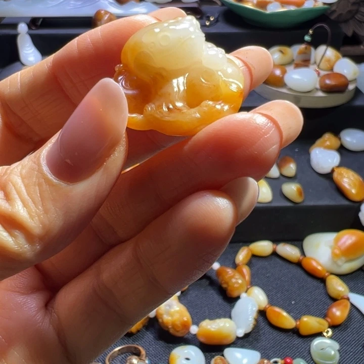 布***芬和田玉（黄玉）未镶嵌颈饰