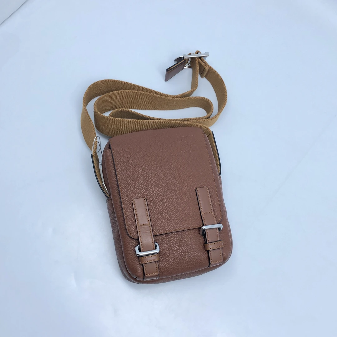 99新 LOEWE/罗意威 双扣竖版单肩包/4207号男士