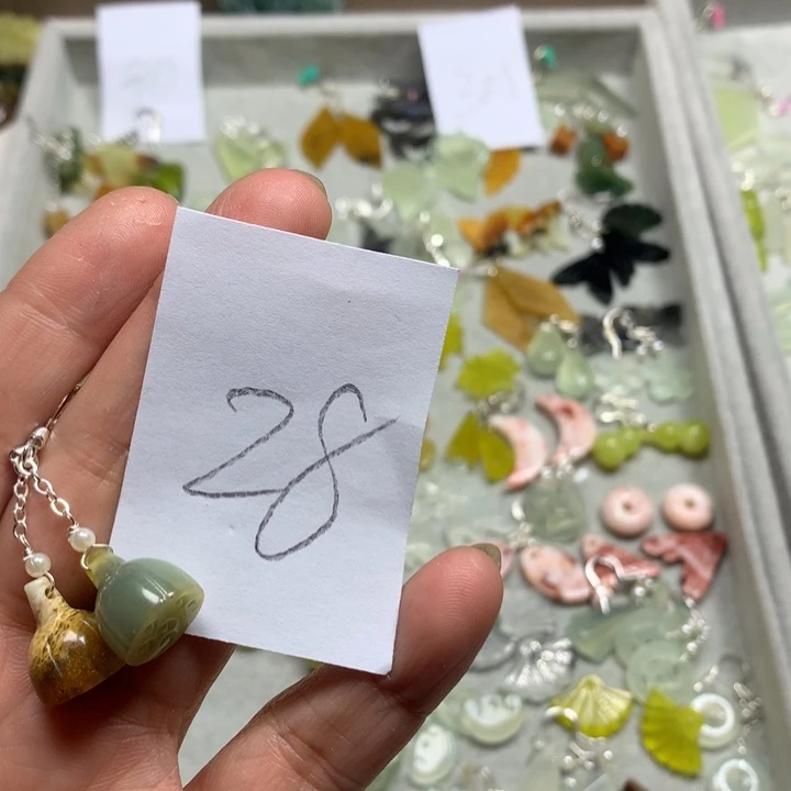 蛇纹石玉耳钉足银镀金镶嵌张*平