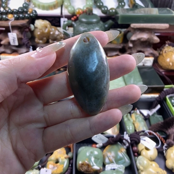颈饰未镶嵌透闪石质玉