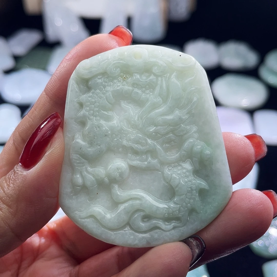王***英翡翠未镶嵌颈饰龙牌，包容
