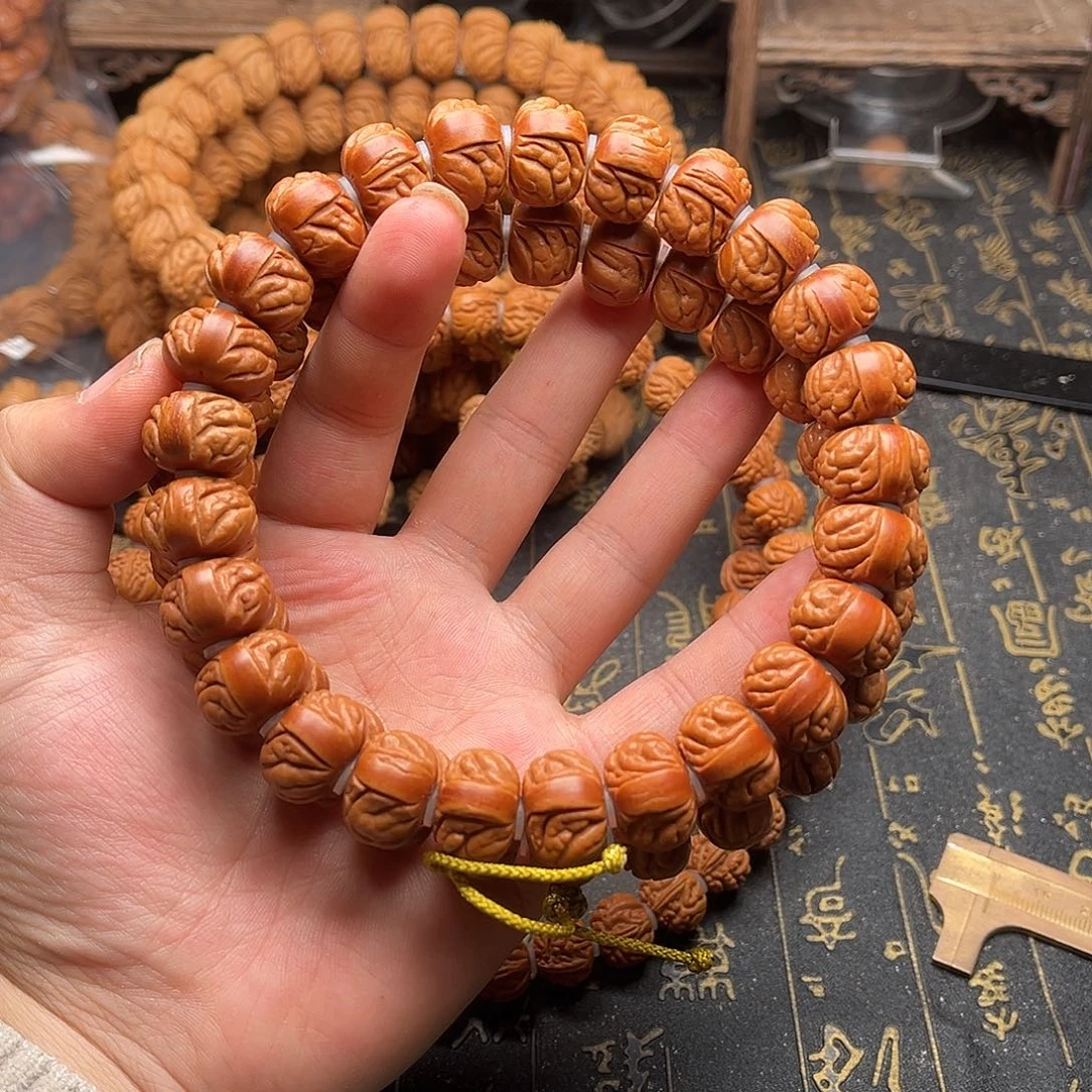 桃核吊坠桃和手持