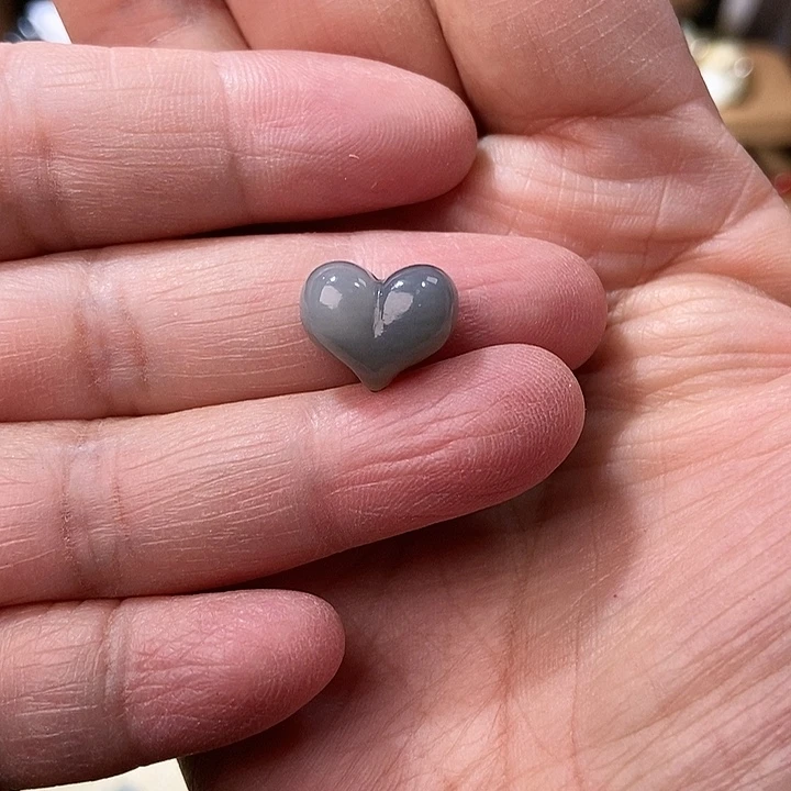 闫***闹和田玉未镶嵌颈饰