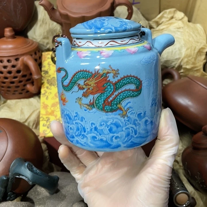 茶壶紫砂原矿泥料，手工制作的一把紫砂壶。