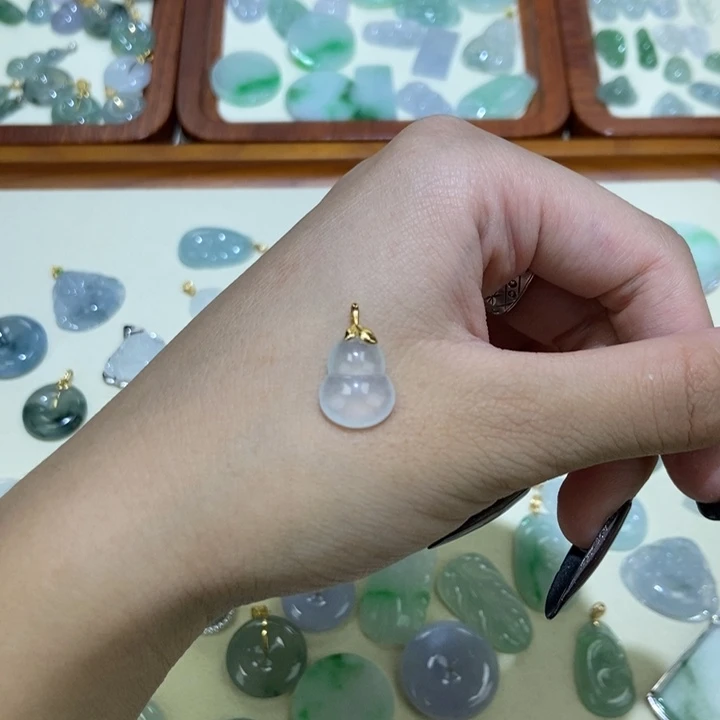 颈饰18K金镶嵌翡翠葫芦