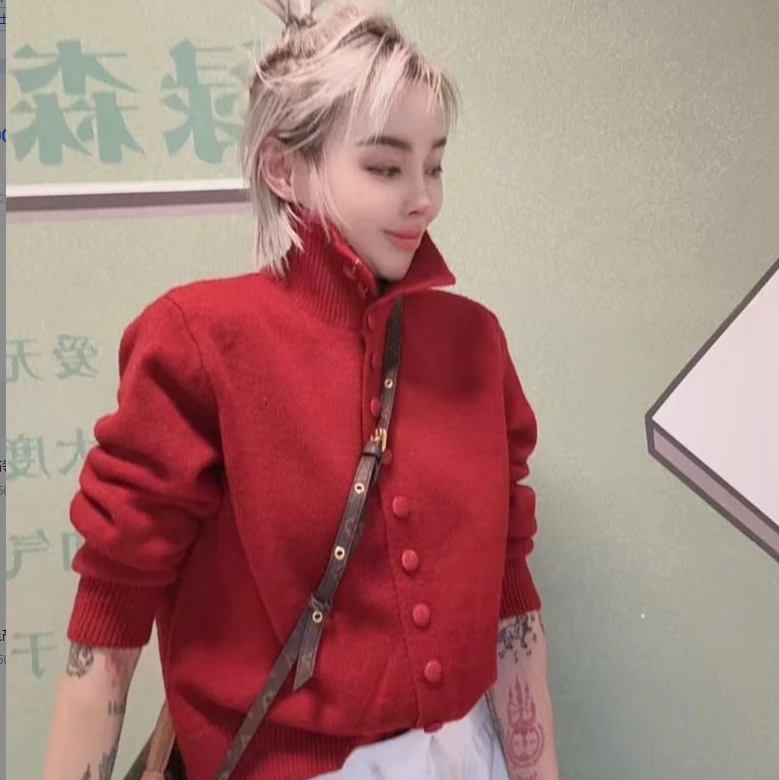 潮流款红色高领开衫