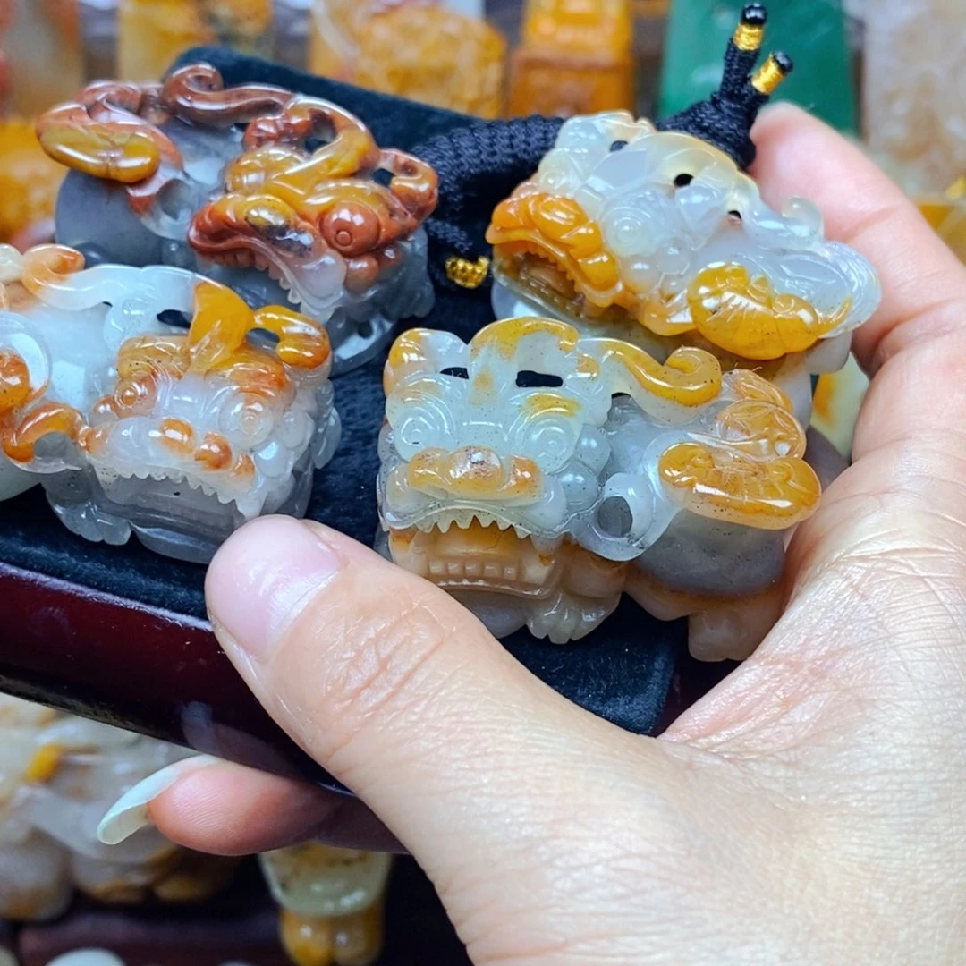 石英质玉（黄龙玉）未镶嵌颈饰