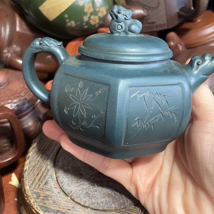紫砂茶壶原矿泥料，手工制作的一把紫砂壶。