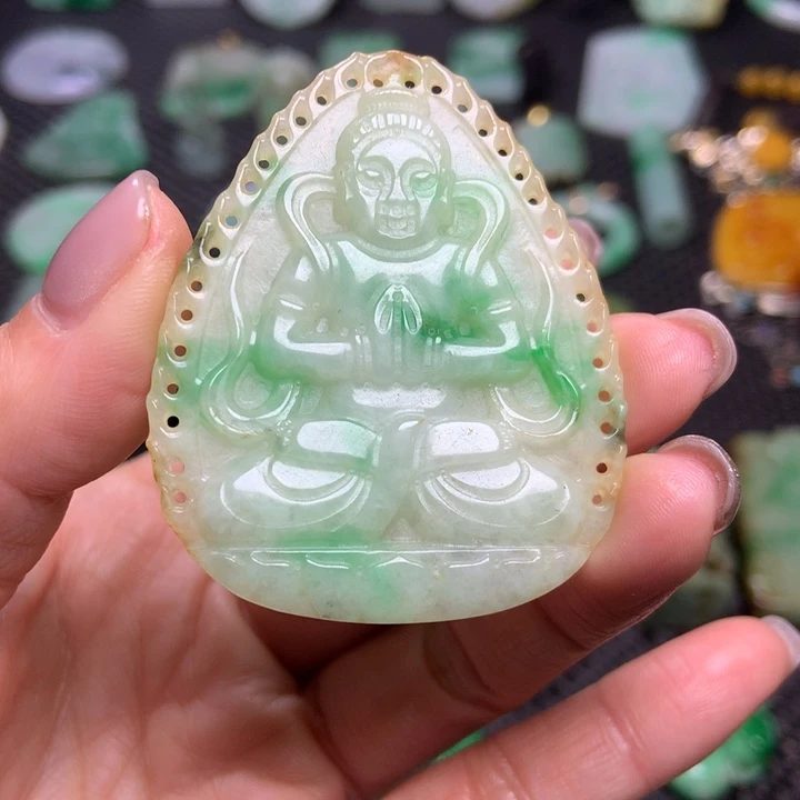 翡翠挂件未镶嵌……