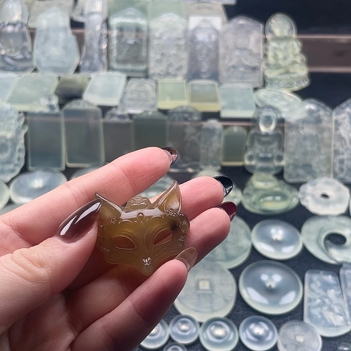 岫玉未镶嵌颈饰狐狸面具