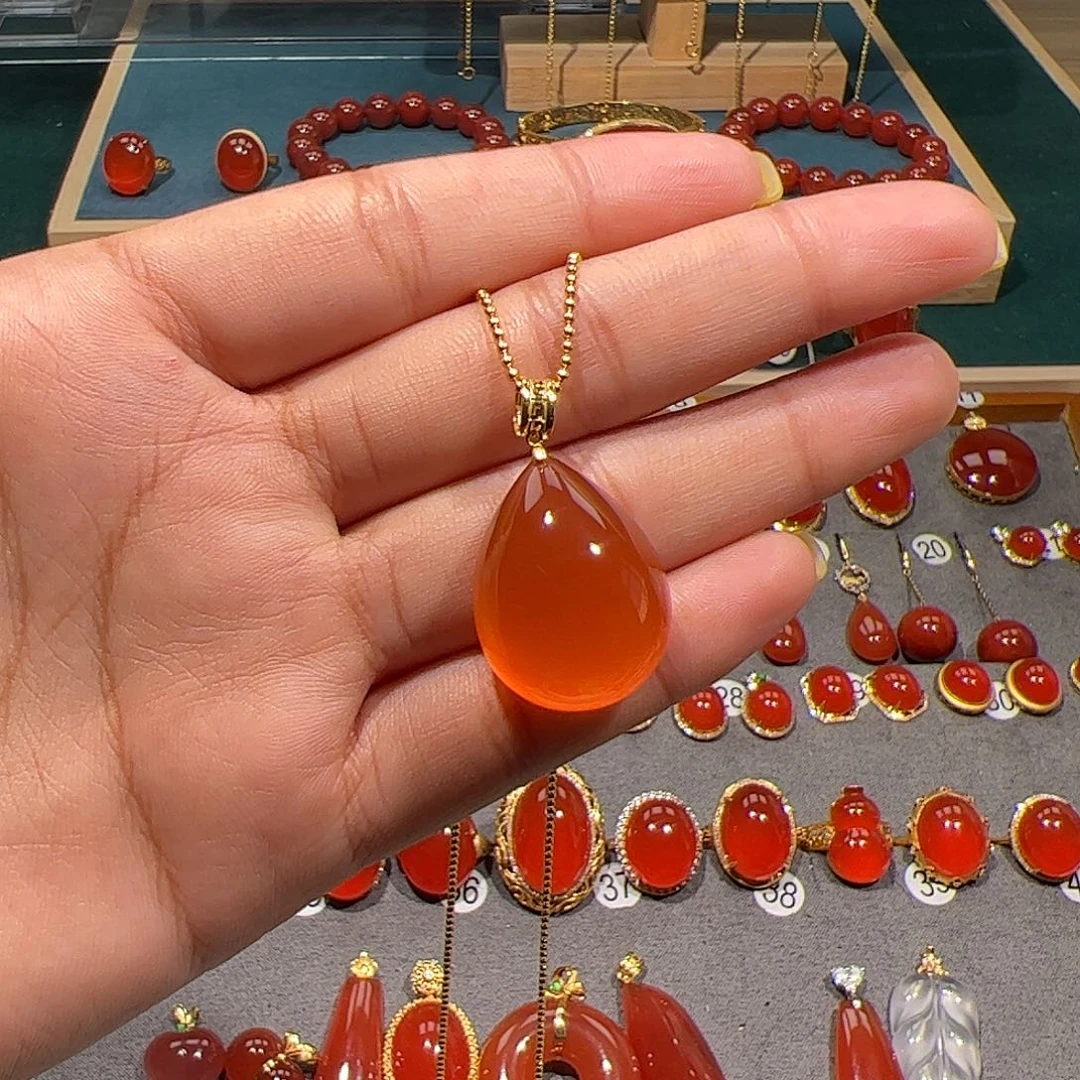 南红玛瑙18K金镶嵌颈饰