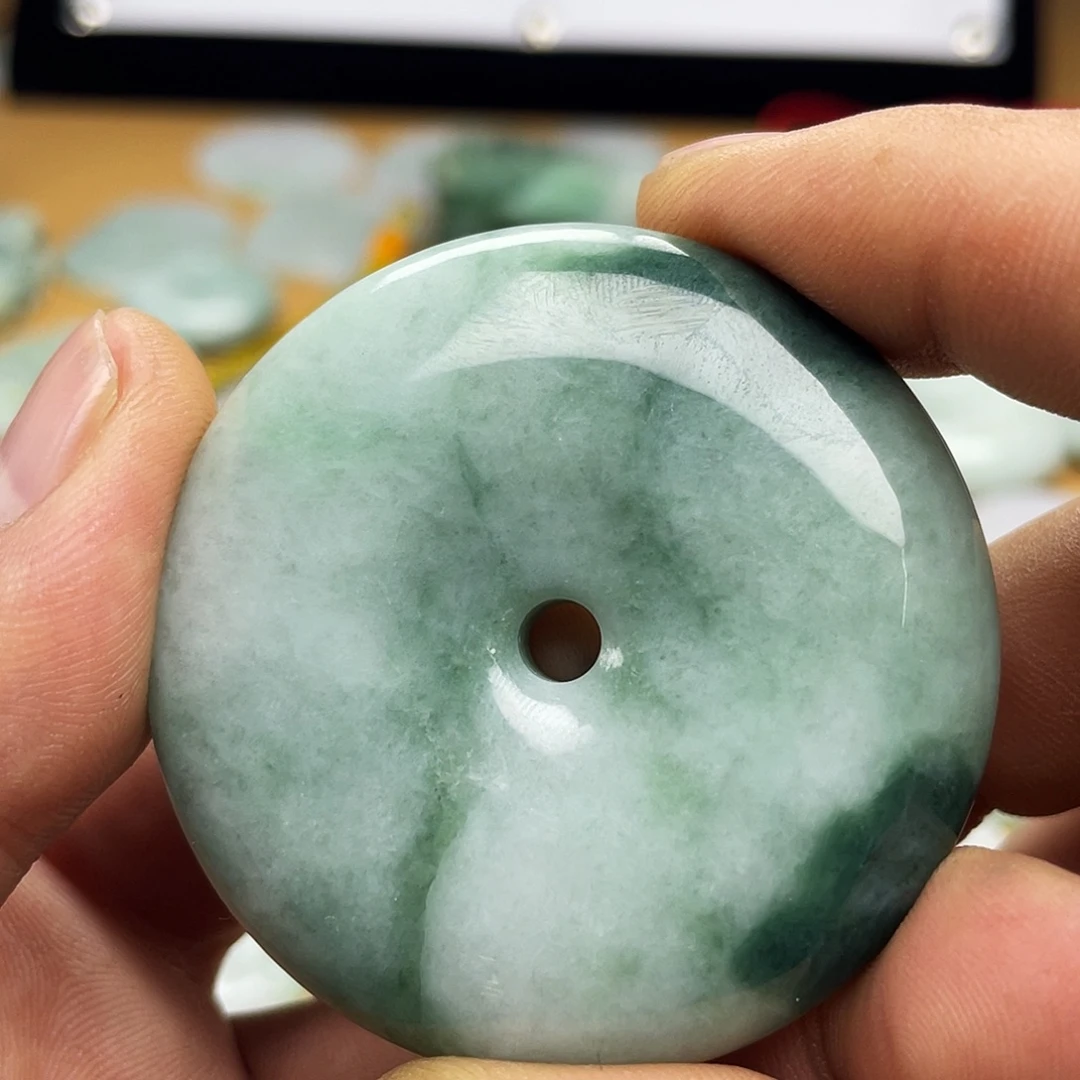 翡翠未镶嵌颈饰平安扣