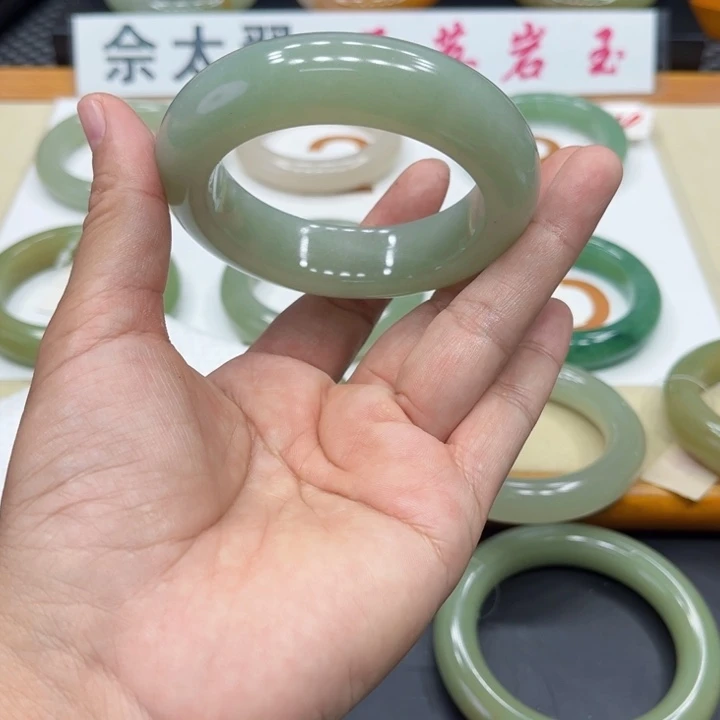 未镶嵌手镯石英质玉铿**瑰