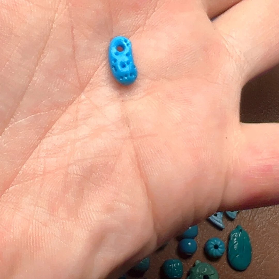 墨****绿松石未镶嵌颈饰