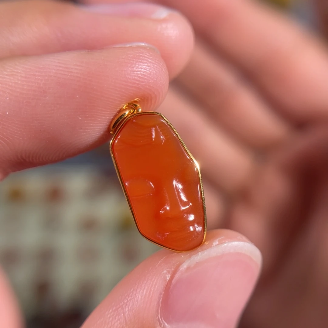 南红玛瑙滴水洞佛瞰侧挂18K金镶嵌