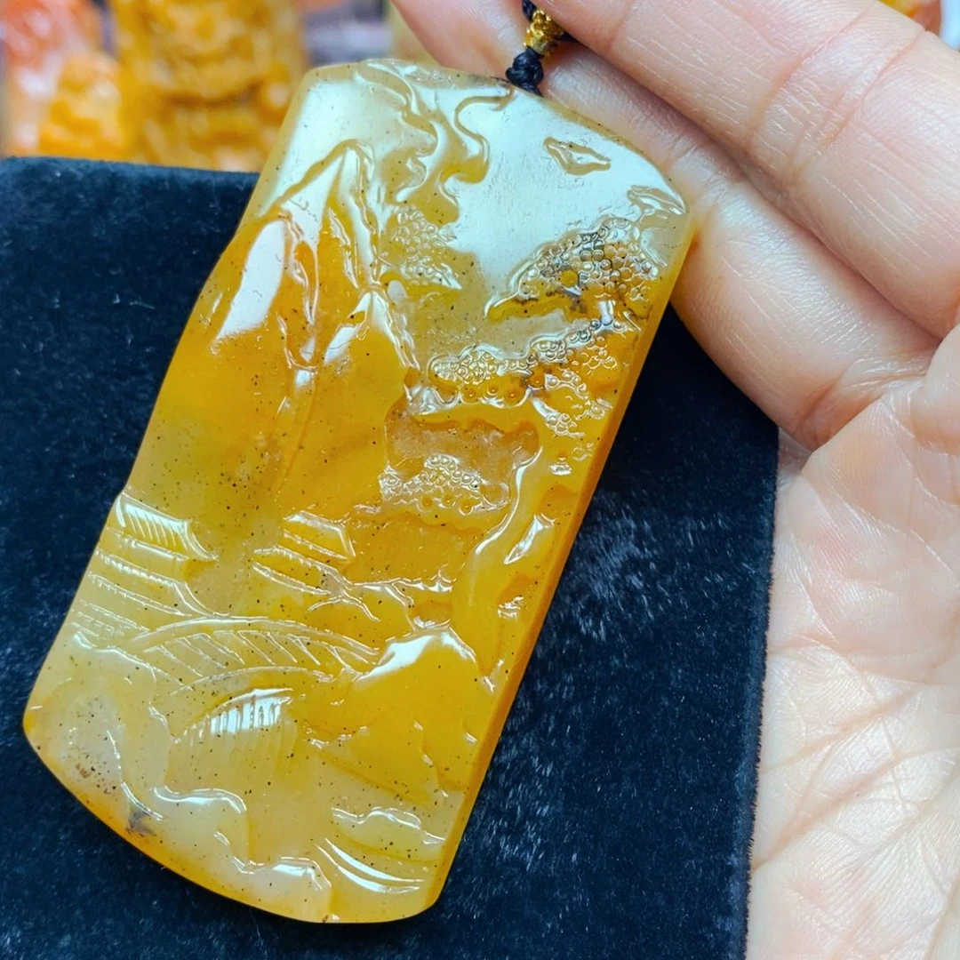 未镶嵌石英质玉（黄龙玉）颈饰