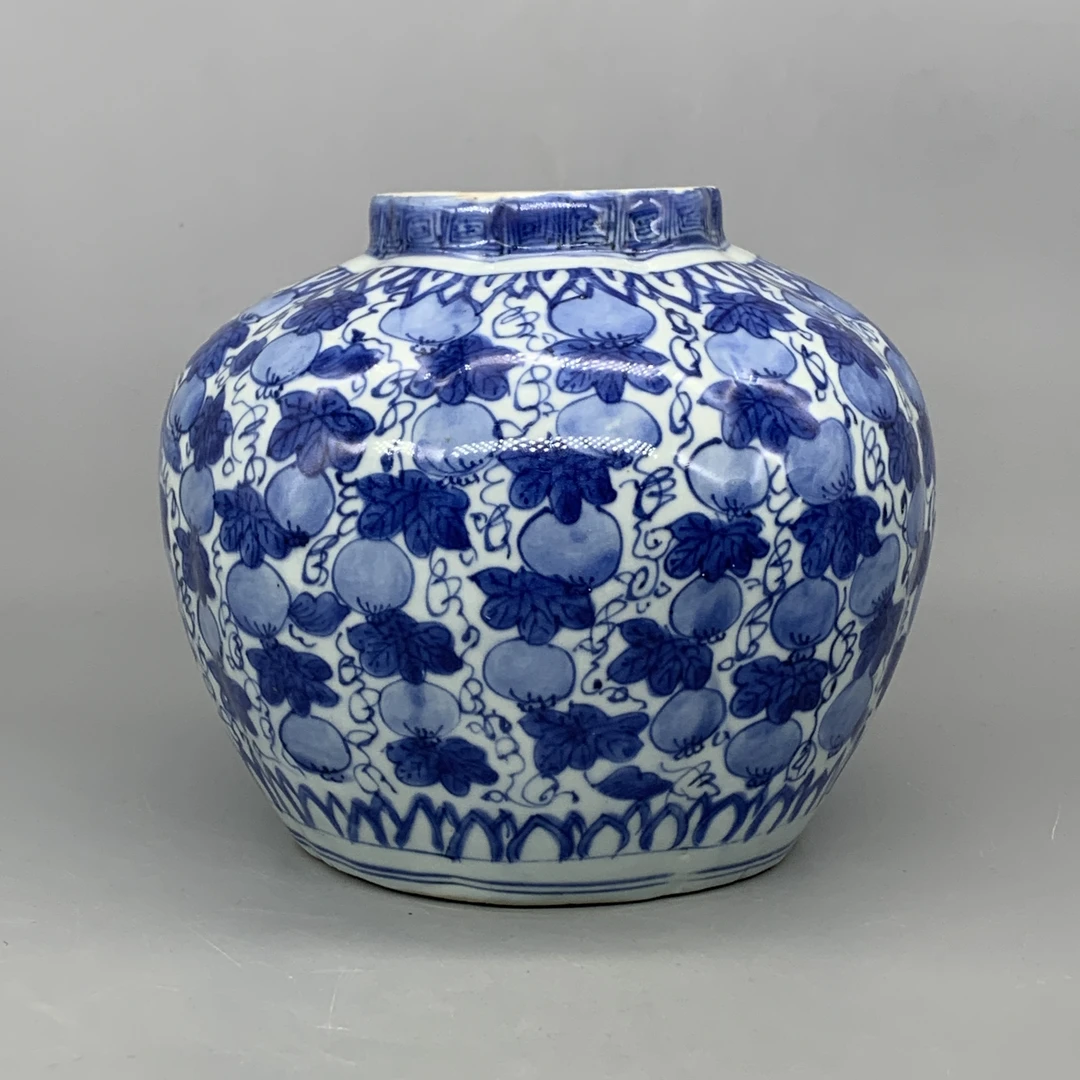 42511045*明万历青花松鼠葡萄纹瓜棱罐/瓷器四/江苏省文物总店/J