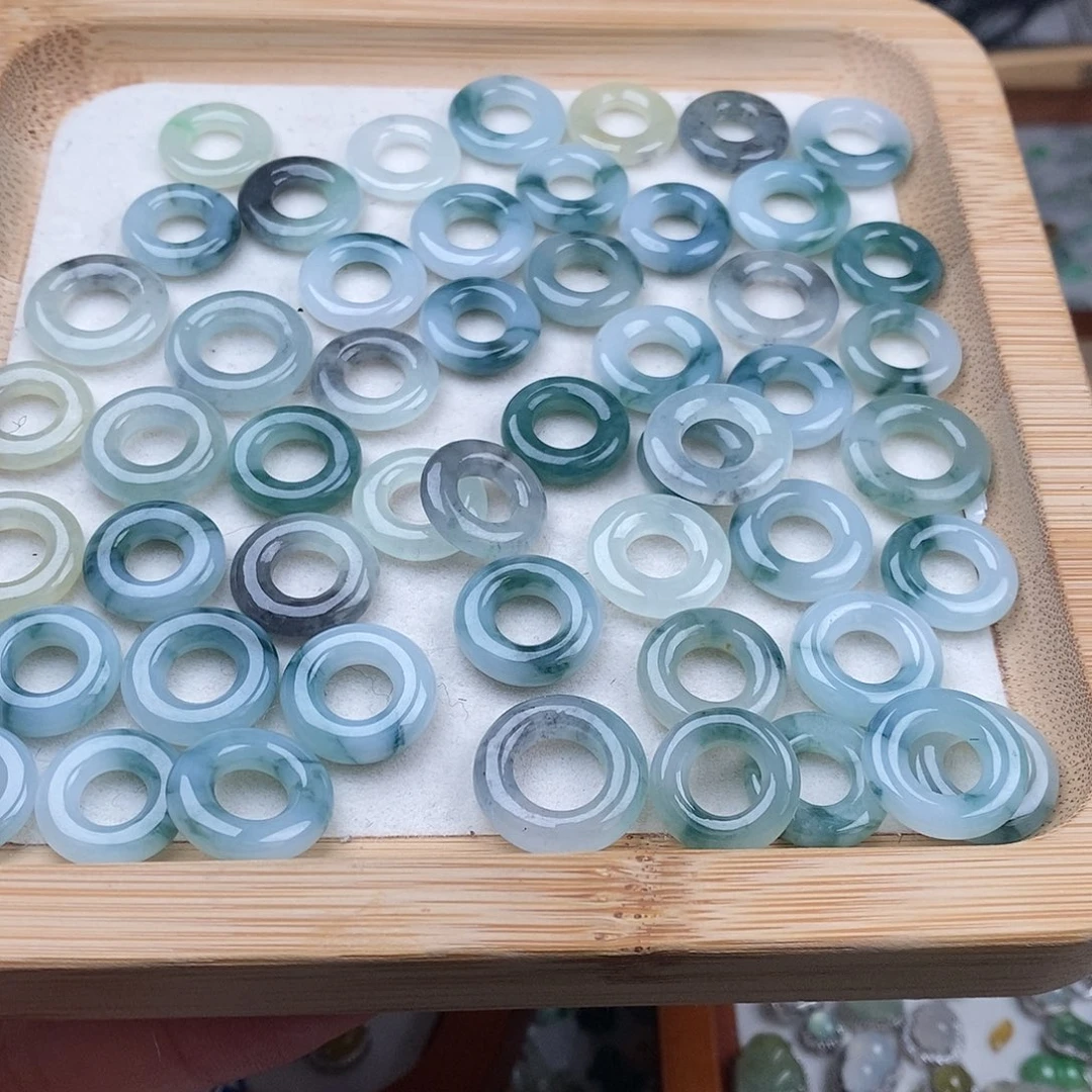 翡翠颈饰未镶嵌甜甜圈1个