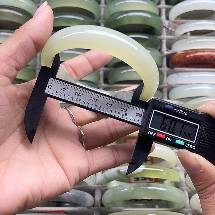 蛇纹石玉未镶嵌手镯210