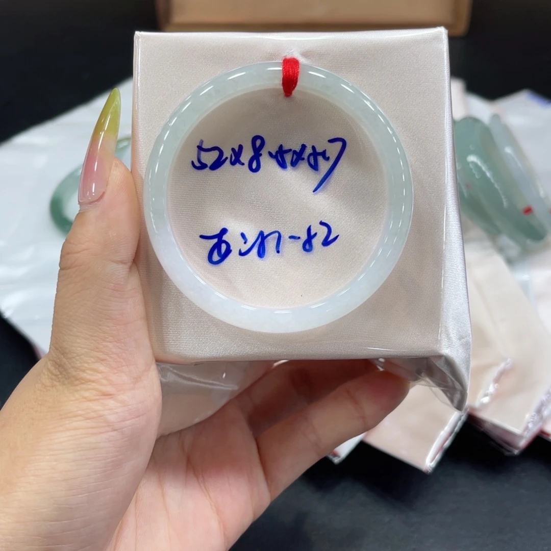 翡翠手镯未镶嵌翡翠