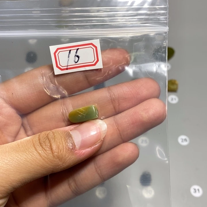 蛇纹石玉颈饰未镶嵌花***花