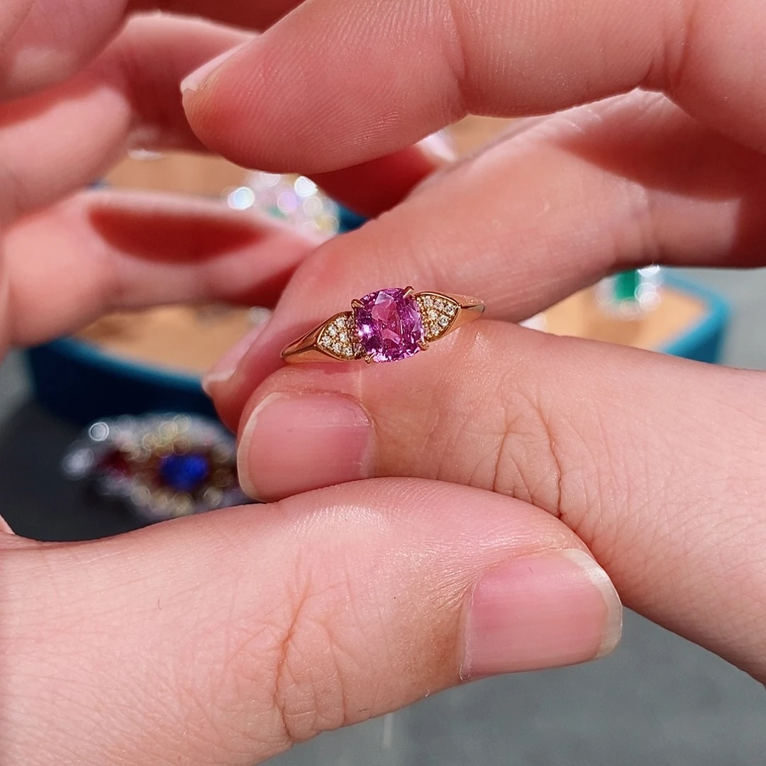 戒指18K金镶嵌彩色蓝宝石吉尔德无烧紫粉1.018ct