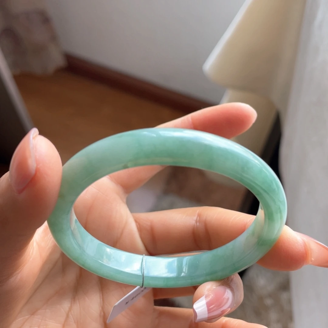 翡翠手镯未镶嵌贵妃