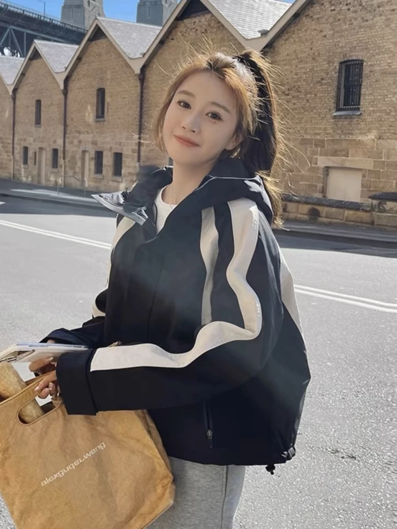 春秋连帽拼接女短款冲锋衣