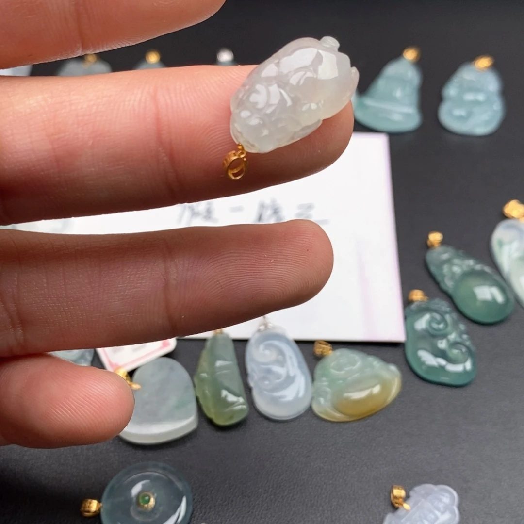 颈饰18K金镶嵌翡翠