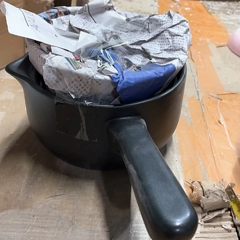 微瑕，明火，口径18厘米，高度9默认发盖子，黑色cg奶锅