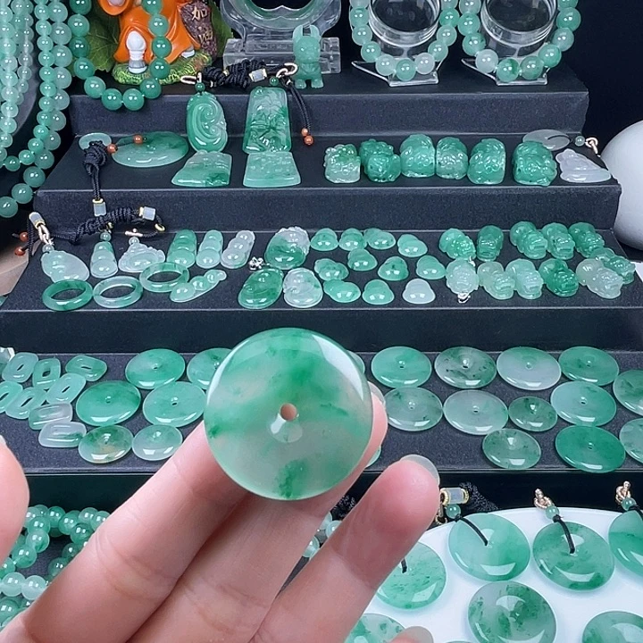 石英质玉未镶嵌颈饰