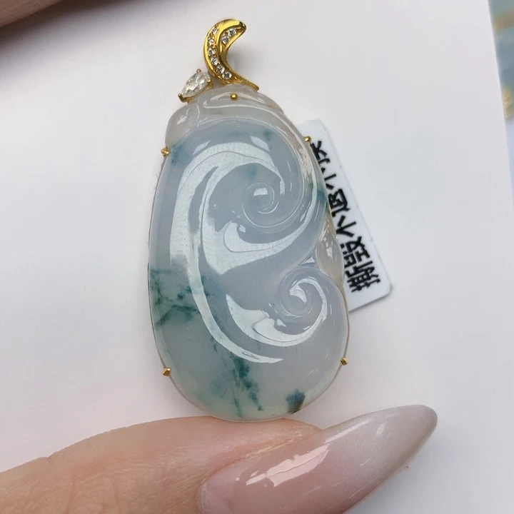 翡翠颈饰18K金镶嵌莹*翡翠