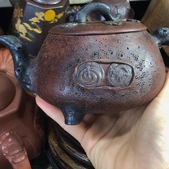 茶壶紫砂原矿泥料手工制作的一把紫砂壶。
