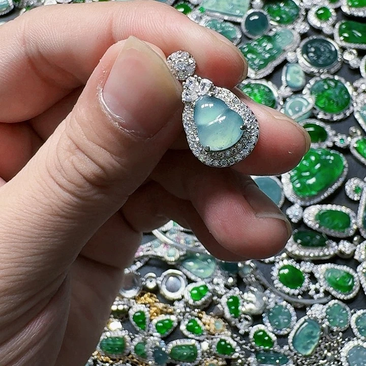 翡翠颈饰未镶嵌天然A货翡翠放漏