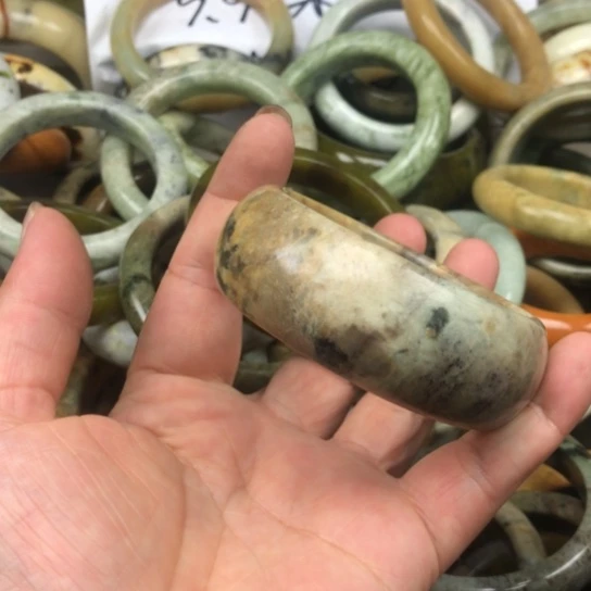 蛇纹石玉未镶嵌手镯暖****甜