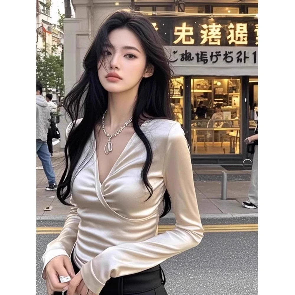 芊芊芙银色缎面v领长袖修身打底衫女早春设计感小众收腰短款上衣