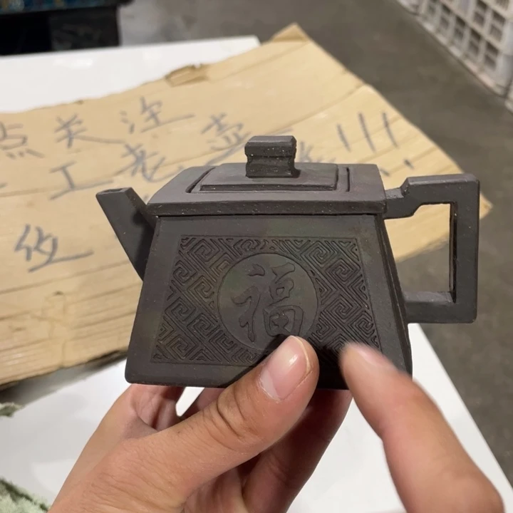 老厂紫砂壶一件。