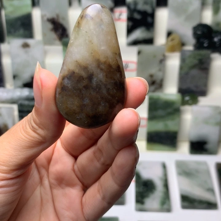 独山玉未镶嵌颈饰