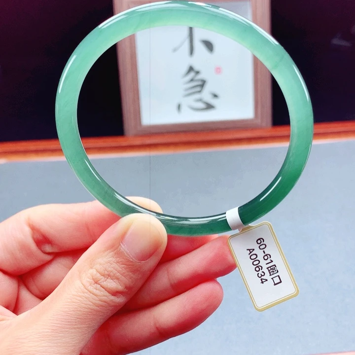 未镶嵌手镯翡翠圆镯