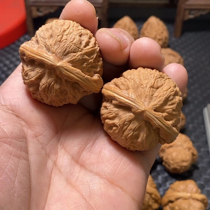 【闪购商品】文玩核桃吊坠阿*?43.5尺，有修宫灯