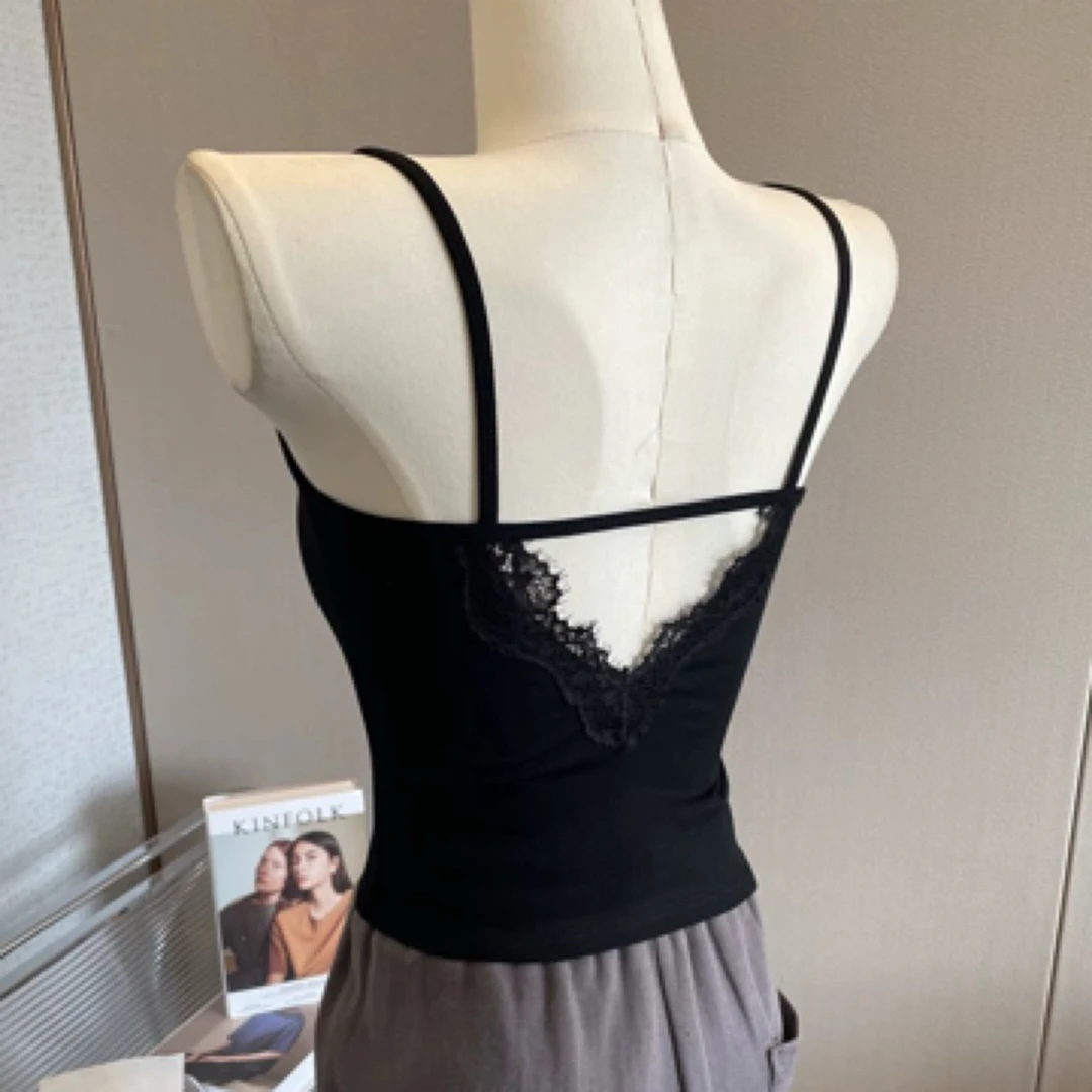 浠儿蕾丝拼接V领带胸垫露背吊带修身显瘦内搭打底上衣