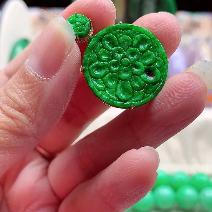 翡翠18K金镶嵌颈饰翡翠