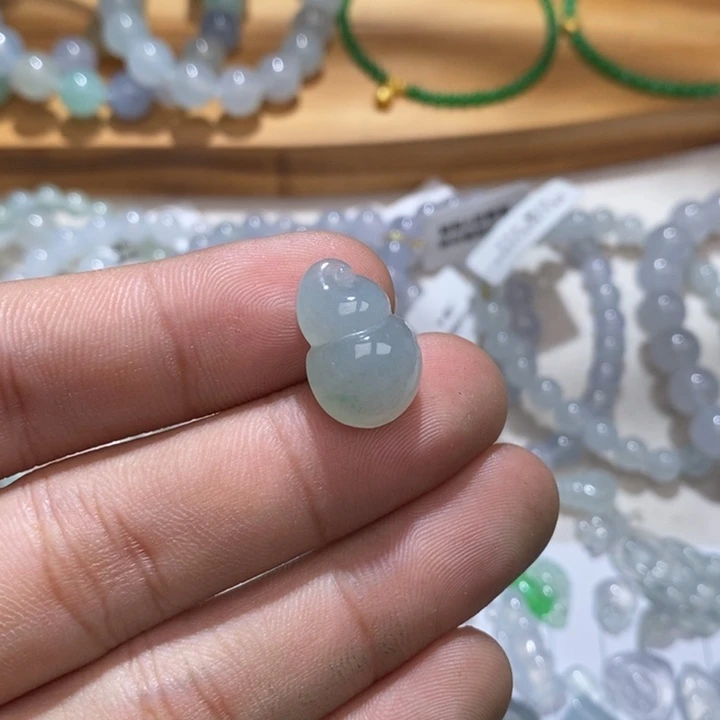 翡翠未镶嵌手链晴底葫芦