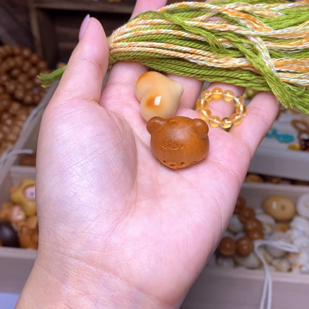 唐****吊坠猴头核桃蜜卡，爱心，熊头，绿流苏