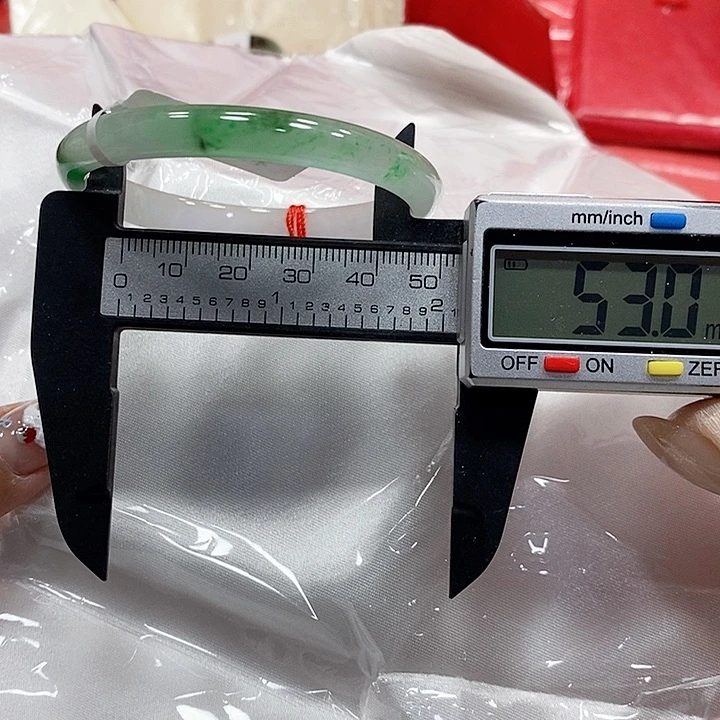 翡翠手镯未镶嵌24。