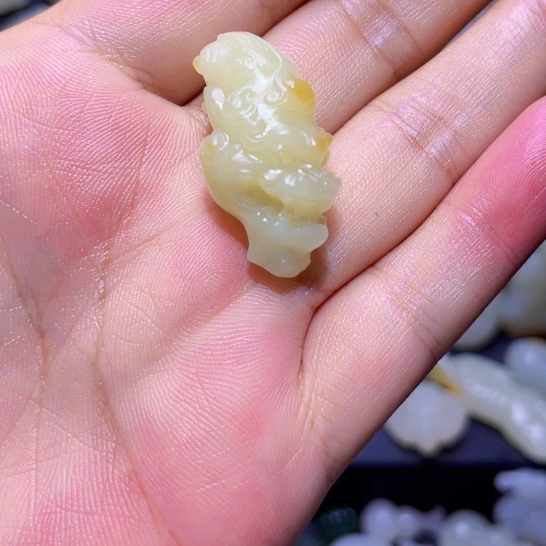 溜***达和田玉未镶嵌颈饰