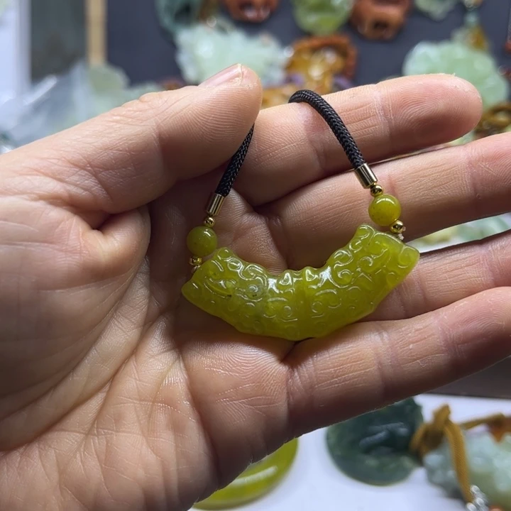 蛇纹石玉未镶嵌颈饰