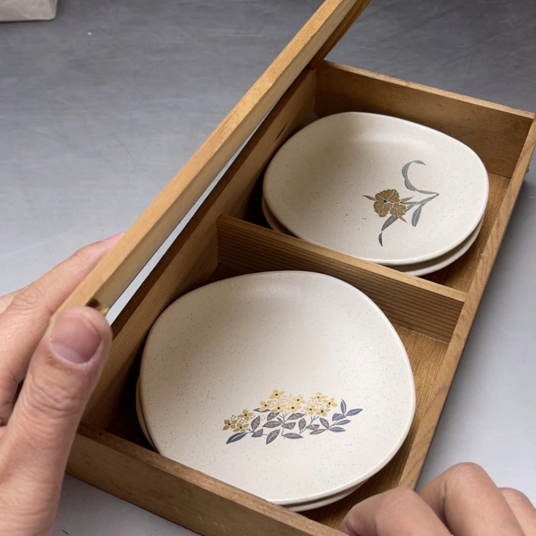 瓷片成*之密密麻麻地排列着