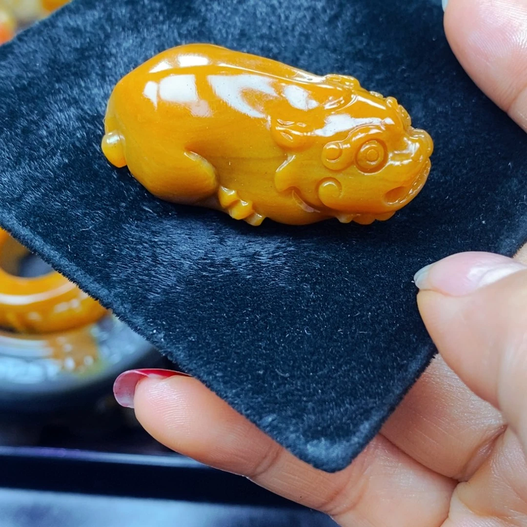 未镶嵌石英质玉（黄龙玉）颈饰
